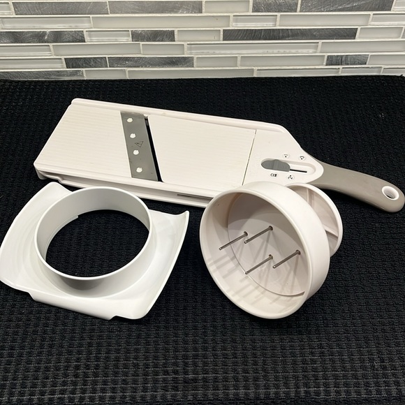 Pampered Chef Simple Mandolin Vegetable, Fruit, & Cheese Slicer - Picture 4 of 8